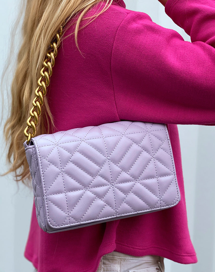 Sac bandoulière violet pastel matelassé à grosse chaîne dorée