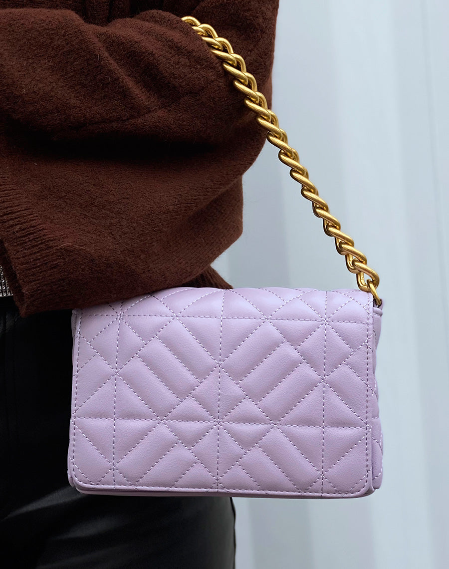 Sac bandoulière violet pastel matelassé à grosse chaîne dorée