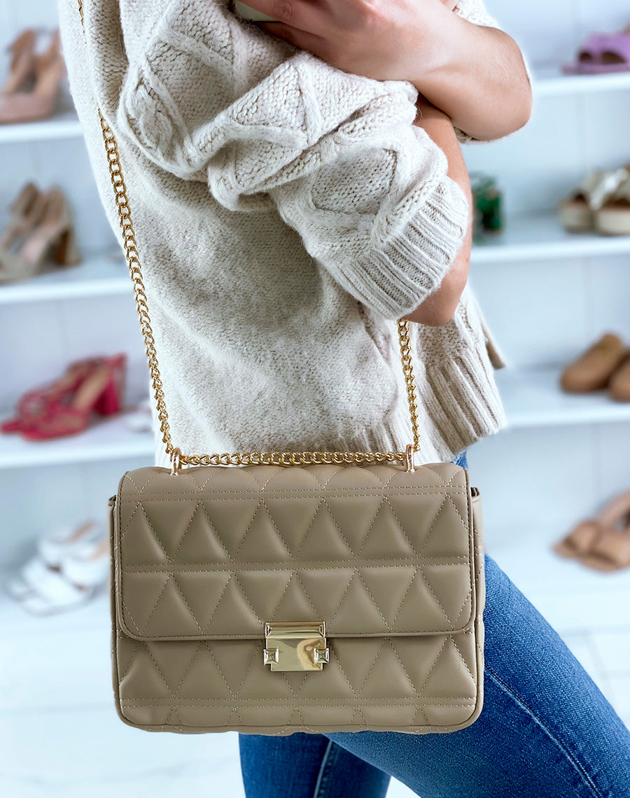 Sac beige matelassé à bandoulière dorée