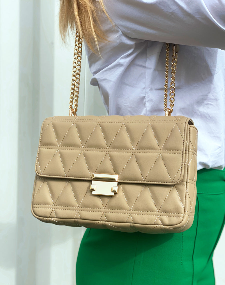Sac beige matelassé à bandoulière dorée