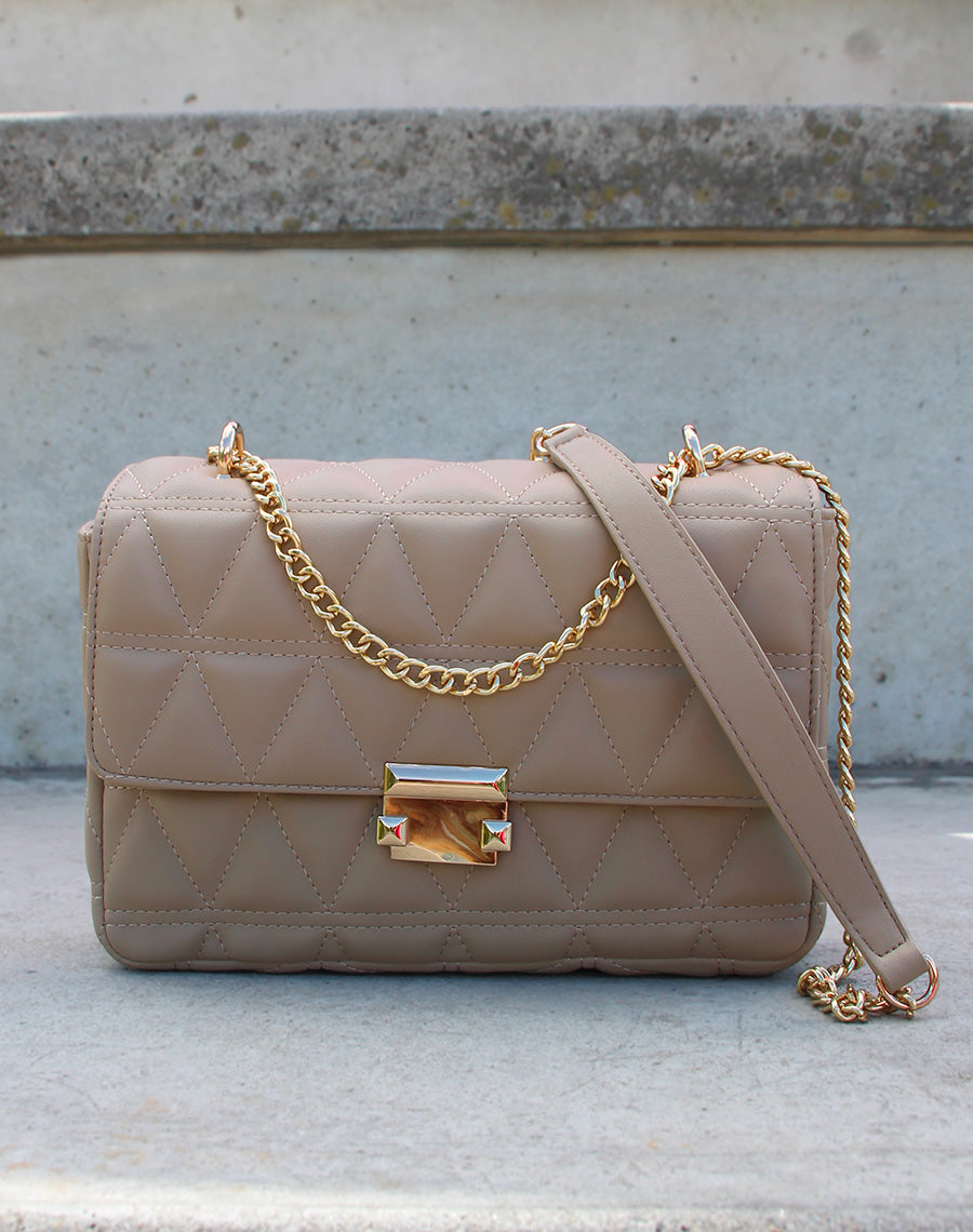 Sac beige matelassé à bandoulière dorée