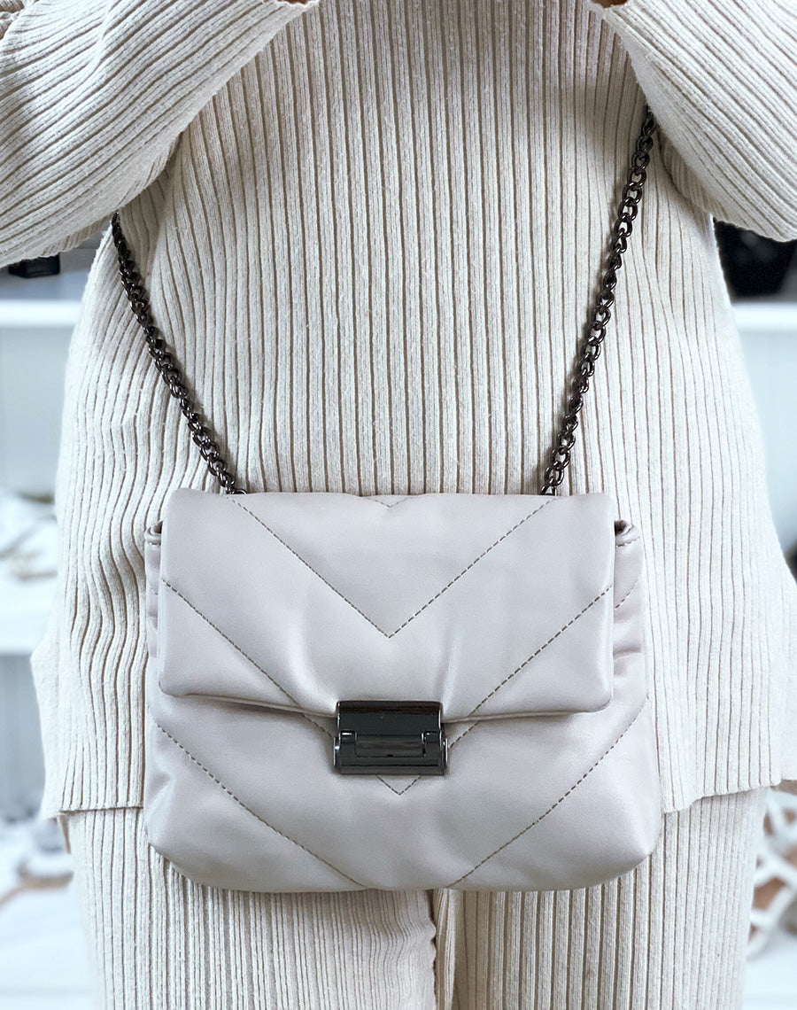 Sac beige petit format matelassé à bandoulière en chaîne