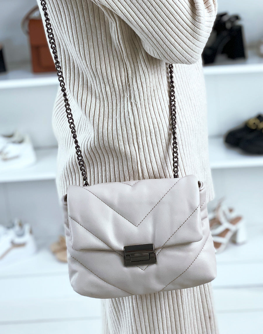 Sac beige petit format matelassé à bandoulière en chaîne