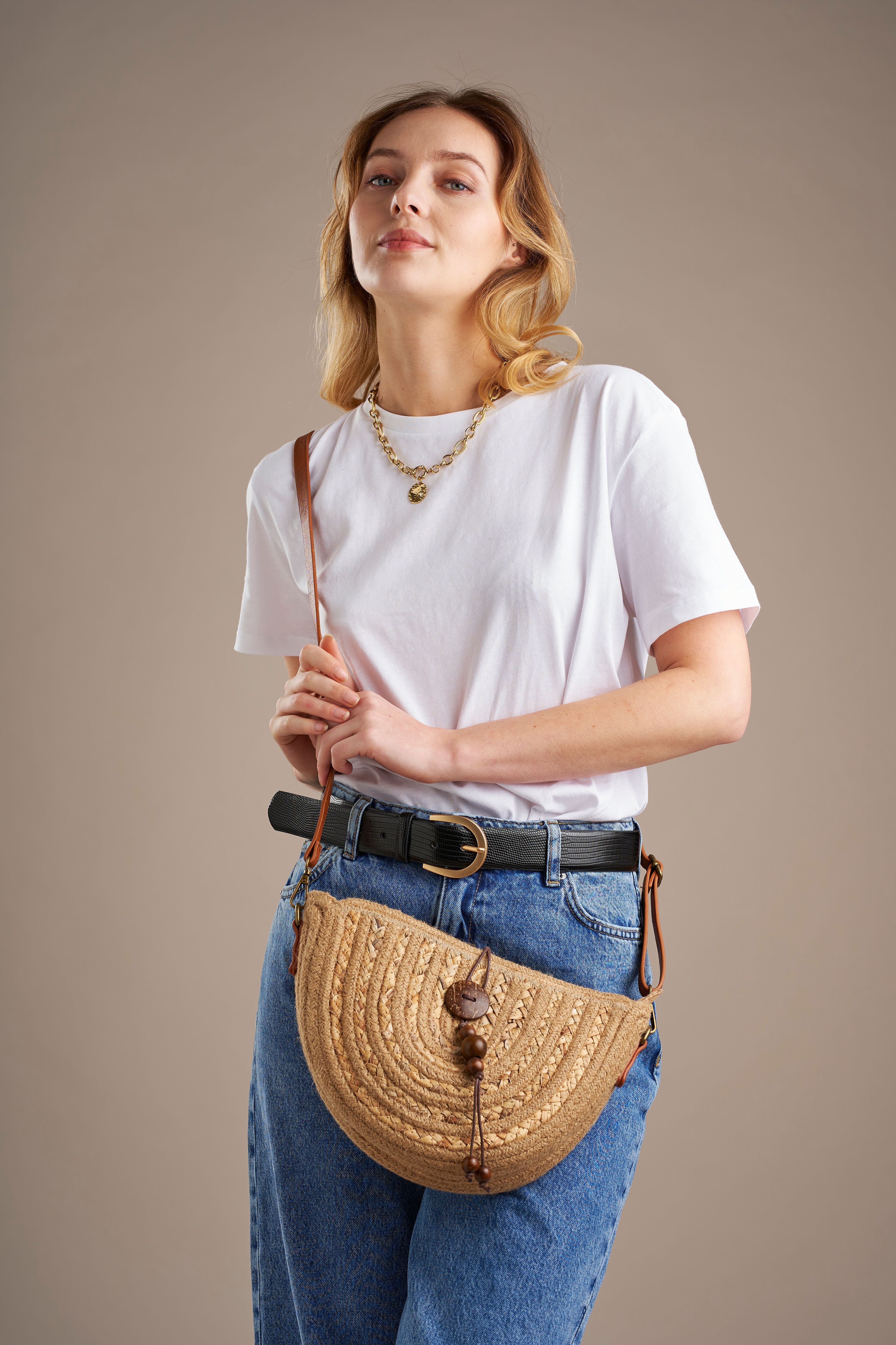 Sac besace en paille tressé à détail en bois