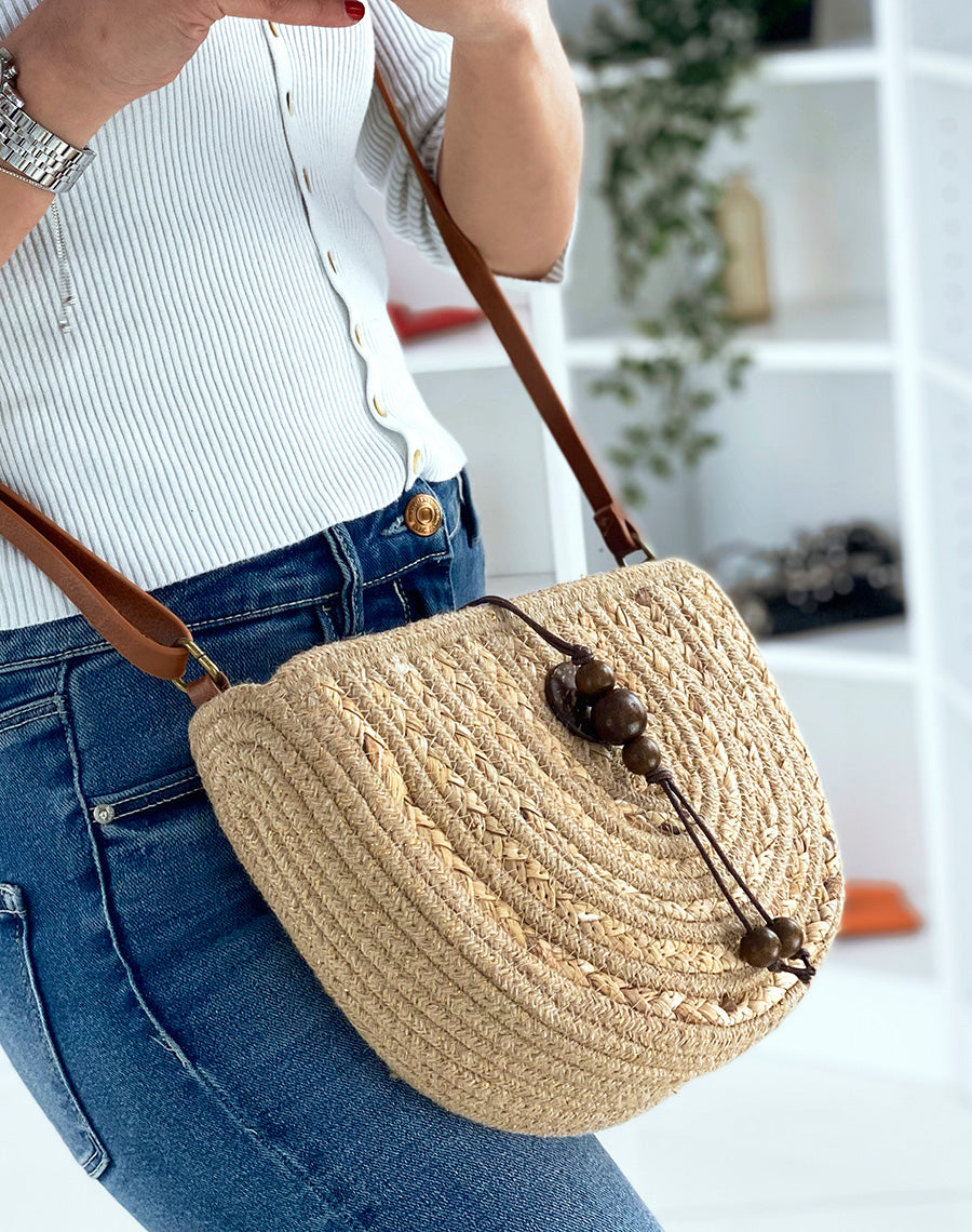 Sac besace en paille tressé à détail en bois