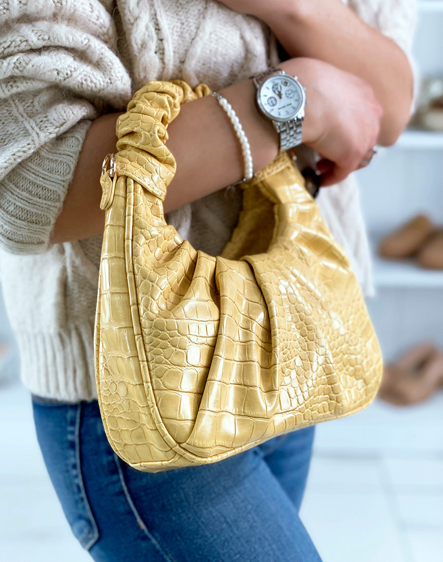 Sac besace jaune effet croco plissé