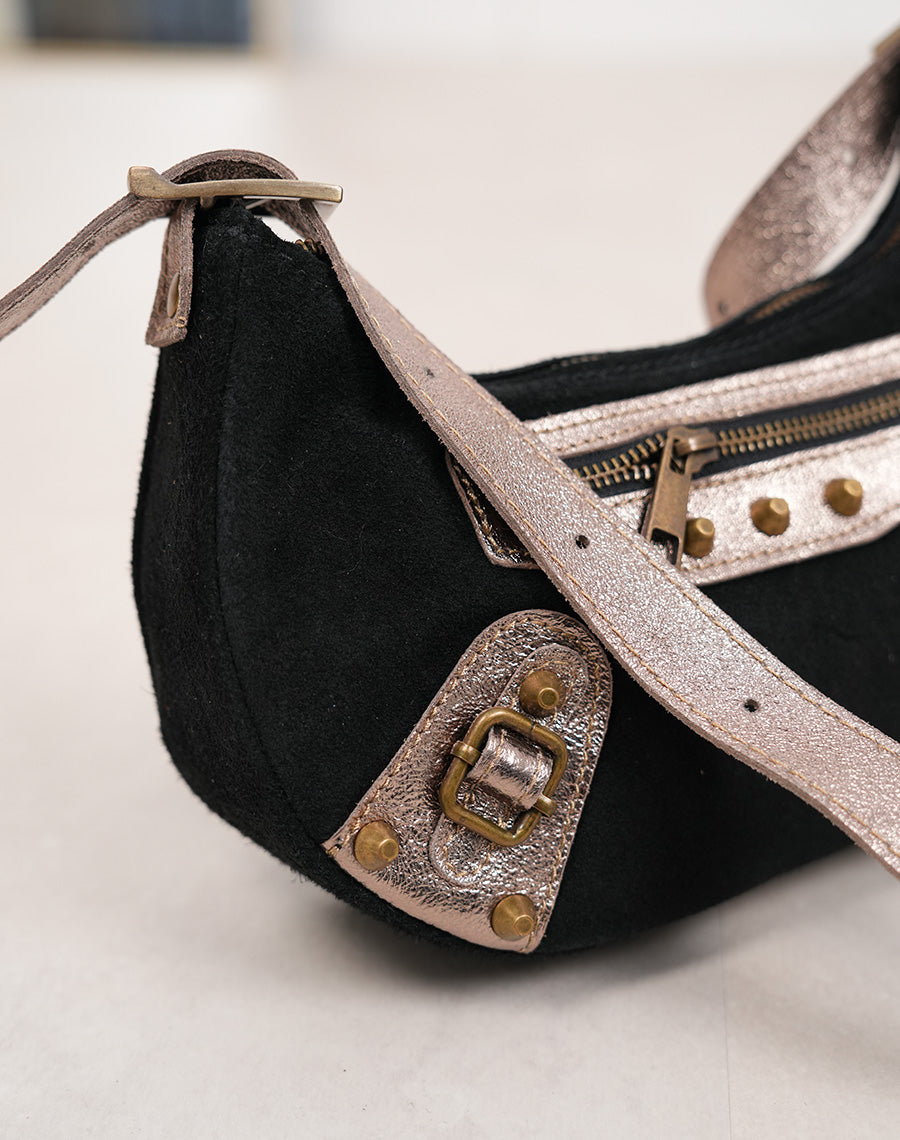 Sac besace mini en cuir daim noir et détails bronze