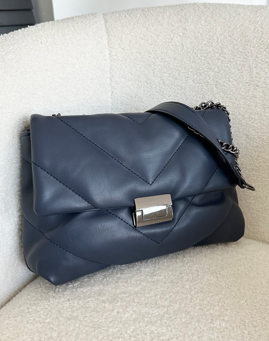 Sac bleu nuit matelassé effet mat à bandoulières chaînes