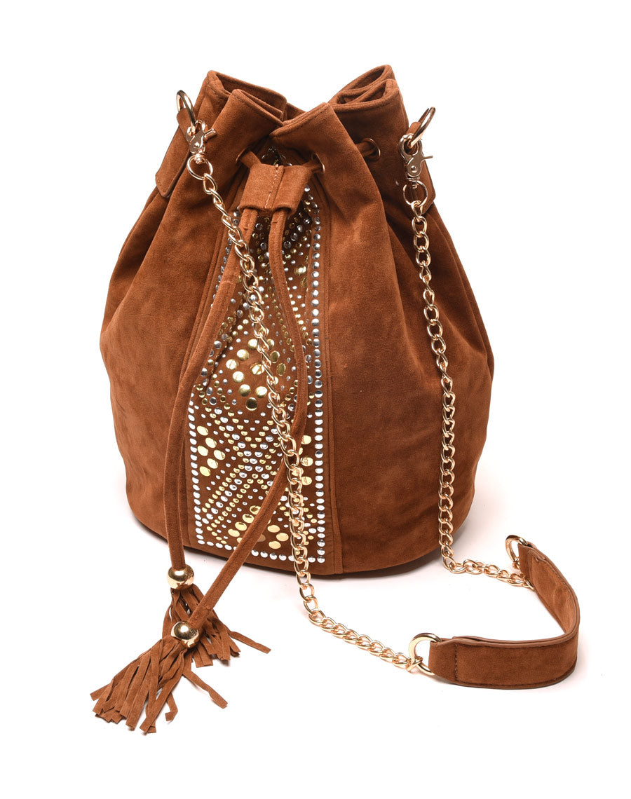 Sac bourse camel effet suédine et empiècements cloutés