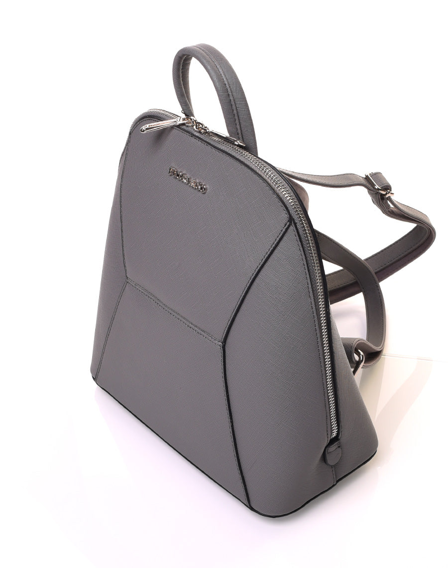 Sac à dos gris arrondi à surpiqures géométriques