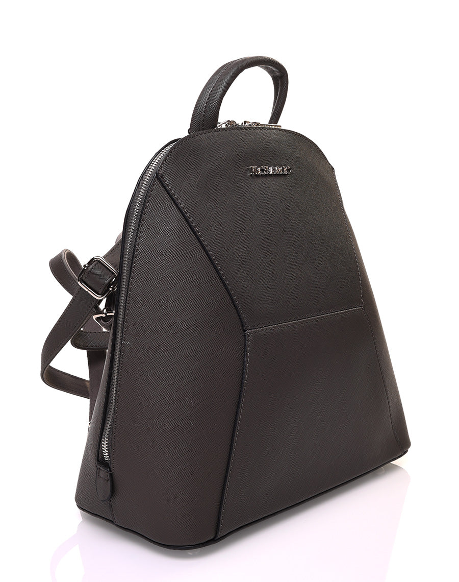 Sac à dos gris foncé arrondi à surpiqures géométriques