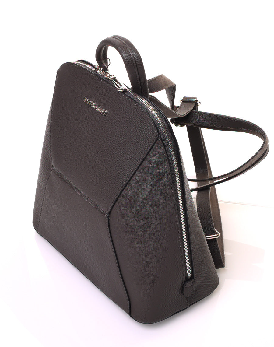 Sac à dos gris foncé arrondi à surpiqures géométriques