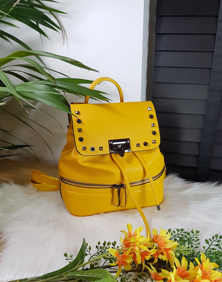 Sac à dos jaune clouté