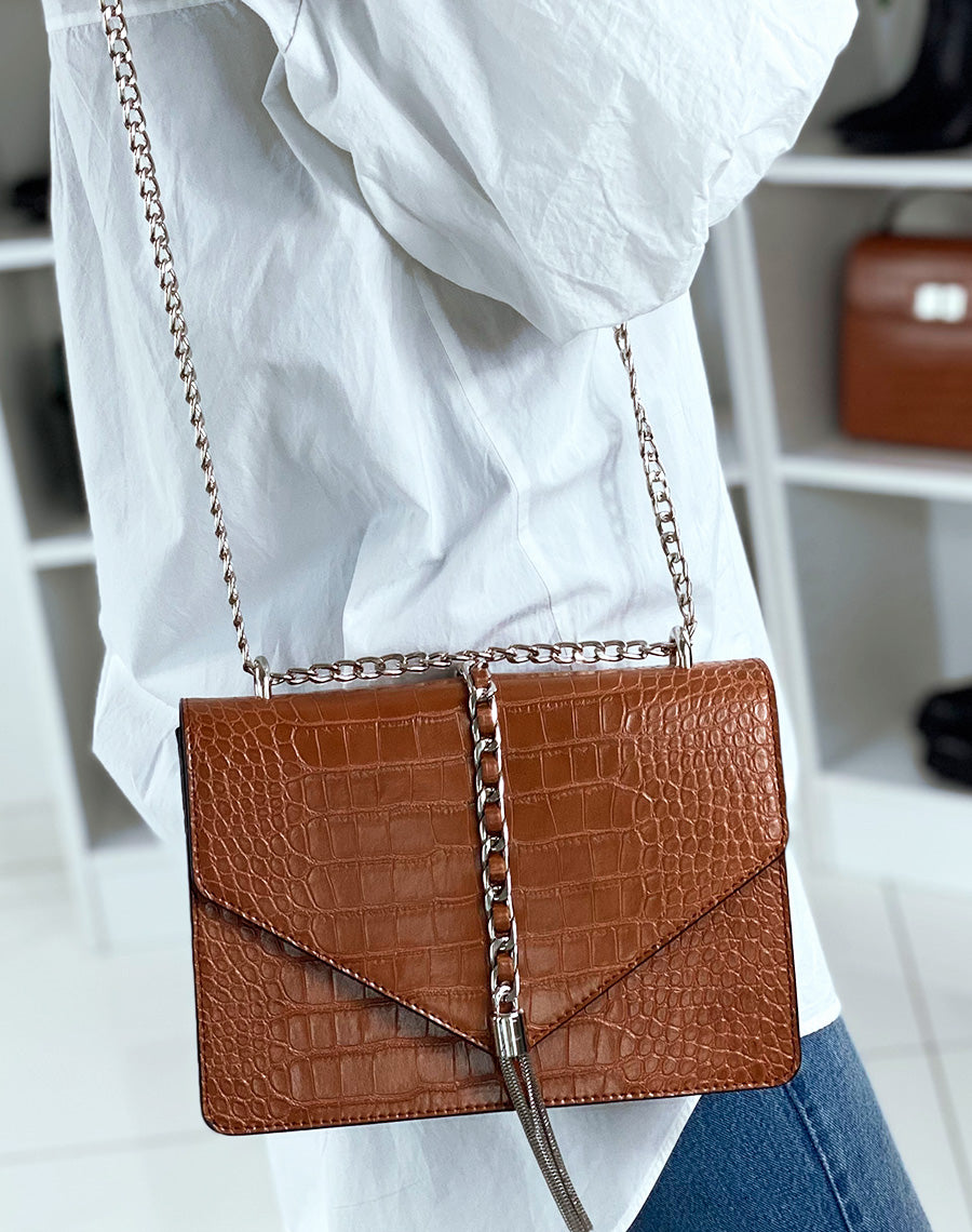 Sac en bandoulière camel effet croco à chaînes argentés