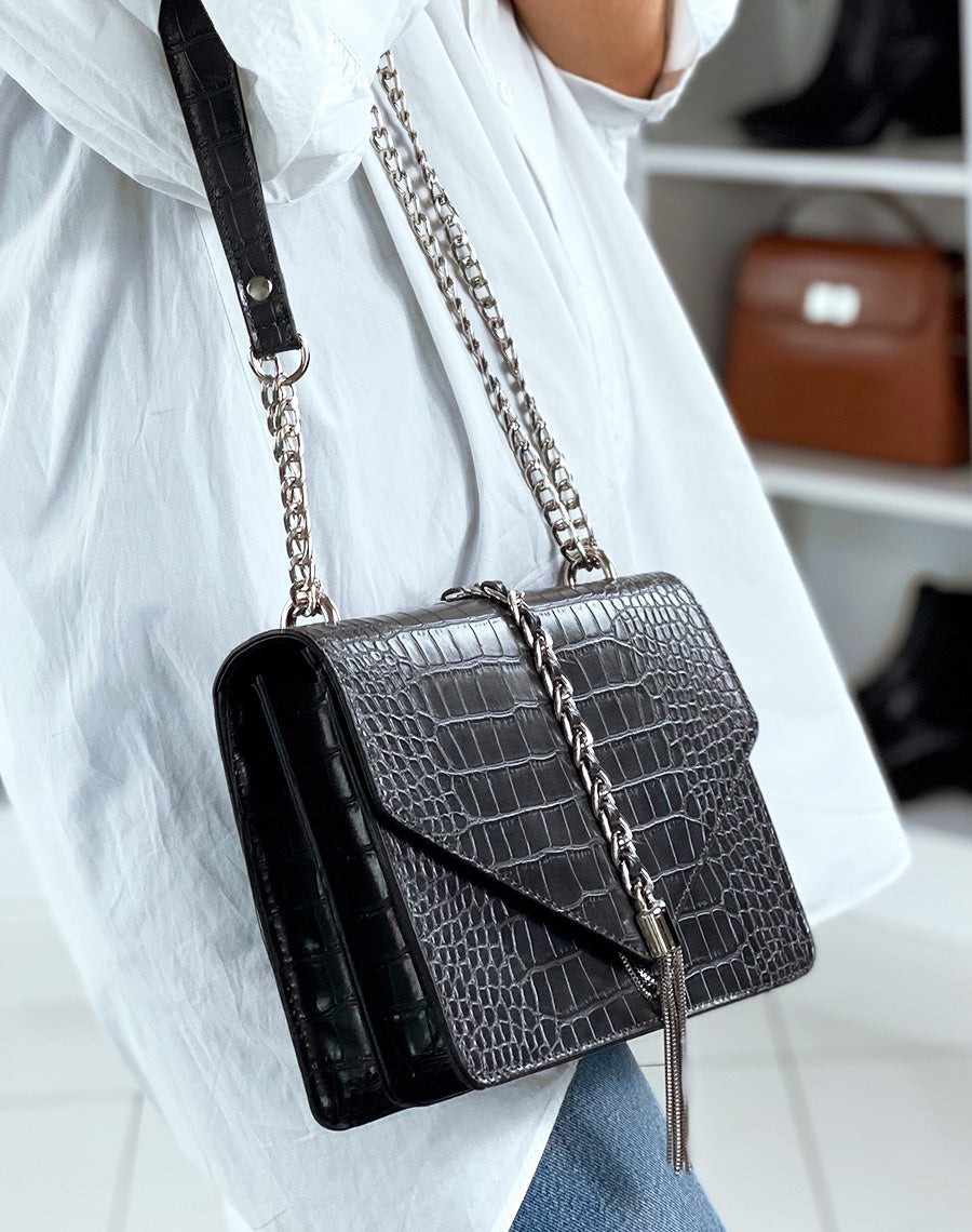 Sac en bandoulière gris croco à détails argentés