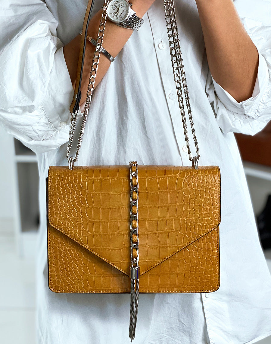 Sac en bandoulière moutarde effet croco à chaînes argentés