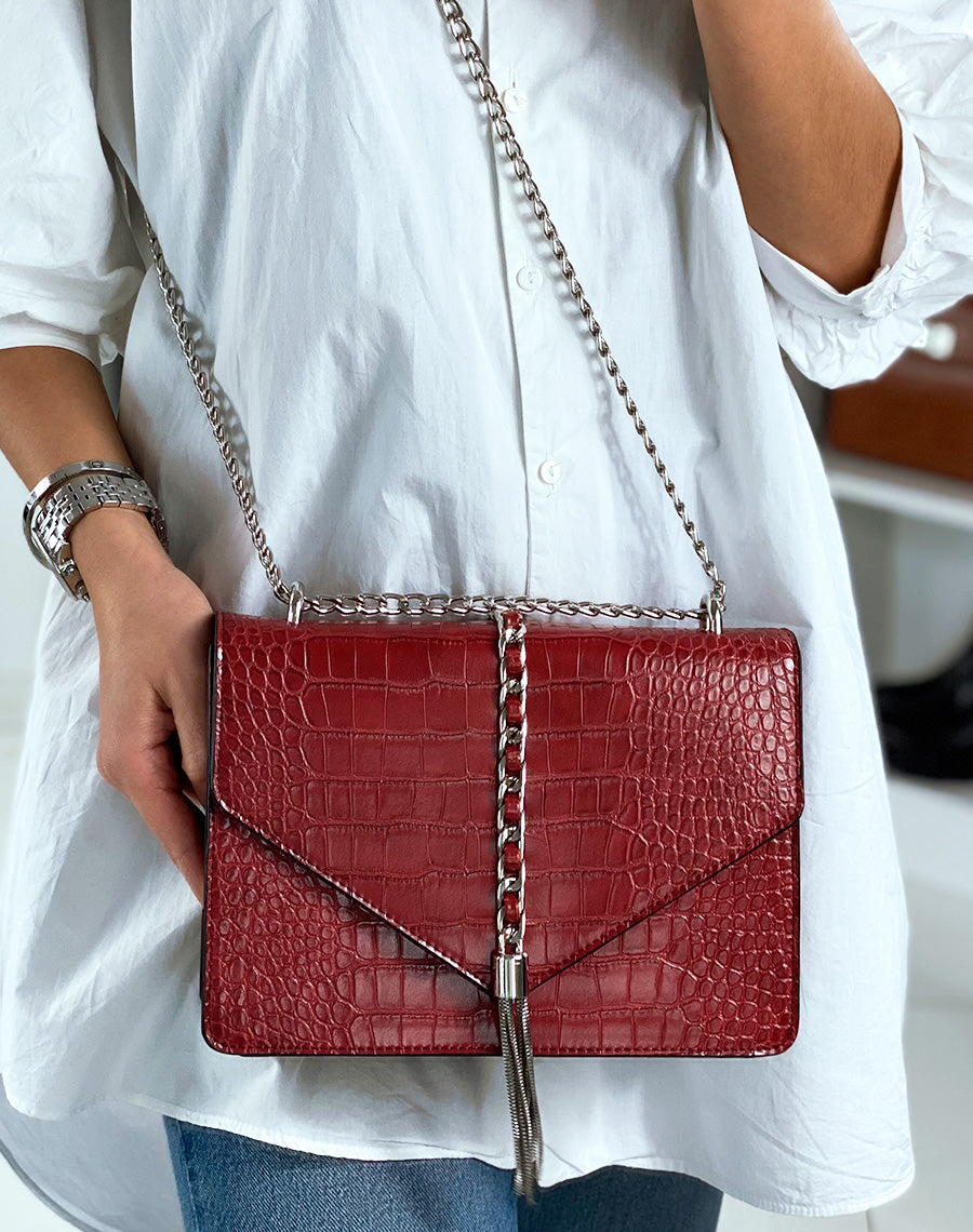 Sac en bandoulière rouge effet croco à détails argentés