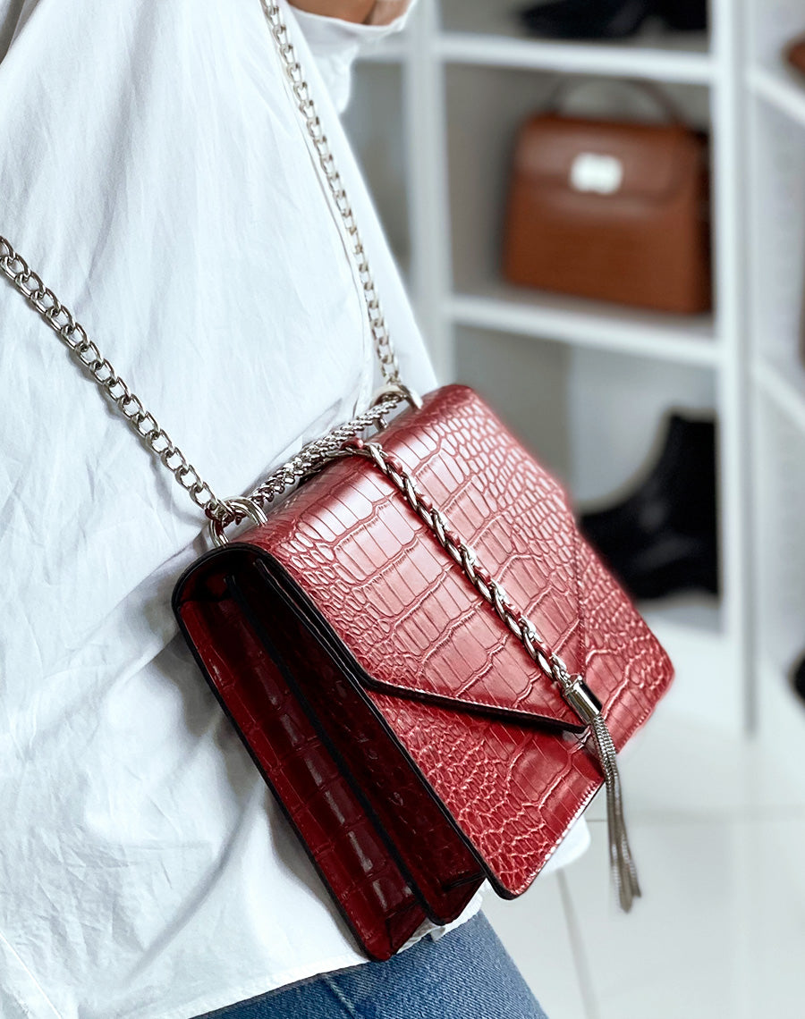 Sac en bandoulière rouge effet croco à détails argentés