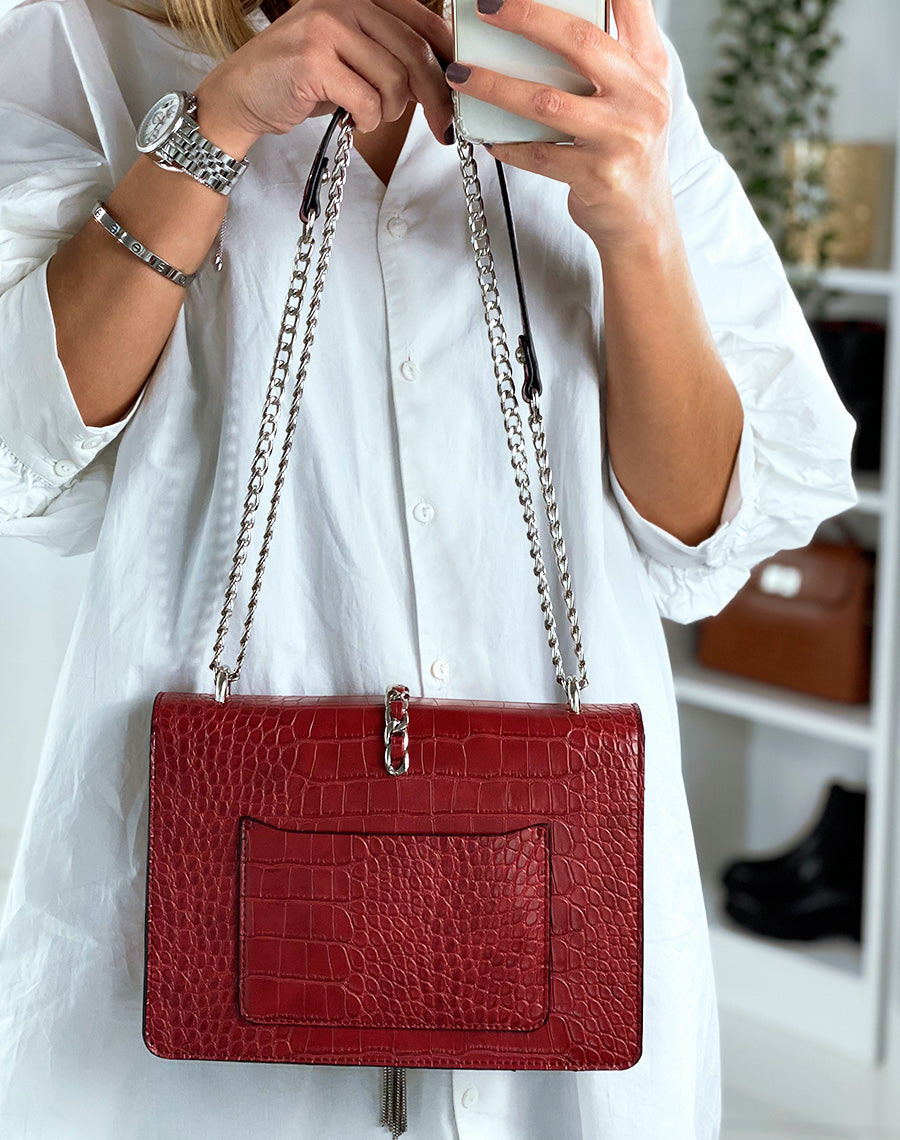 Sac en bandoulière rouge effet croco à détails argentés