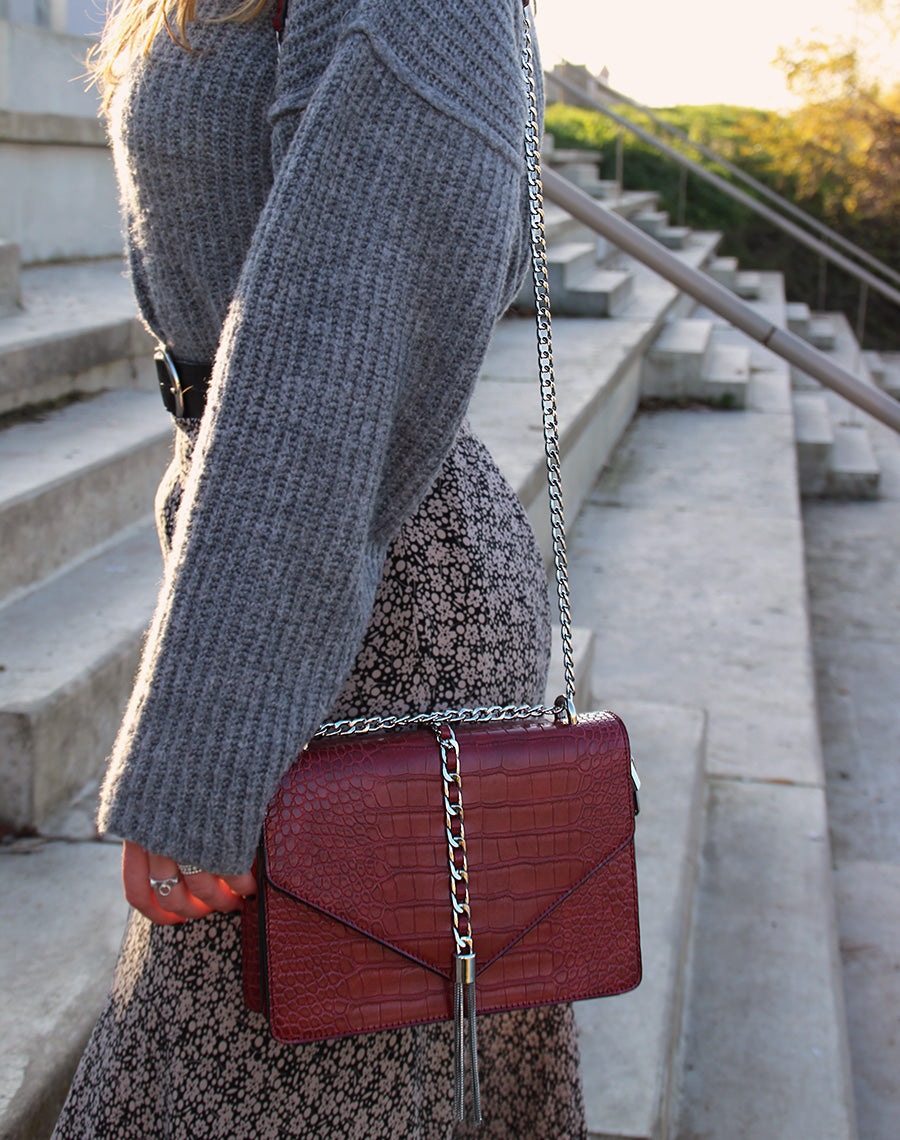 Sac en bandoulière rouge effet croco à détails argentés