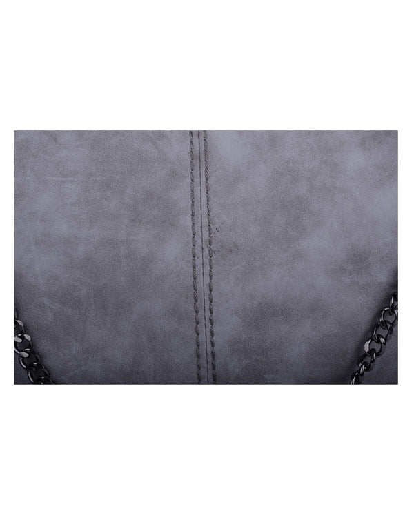 Sac gris avec chaine en métal