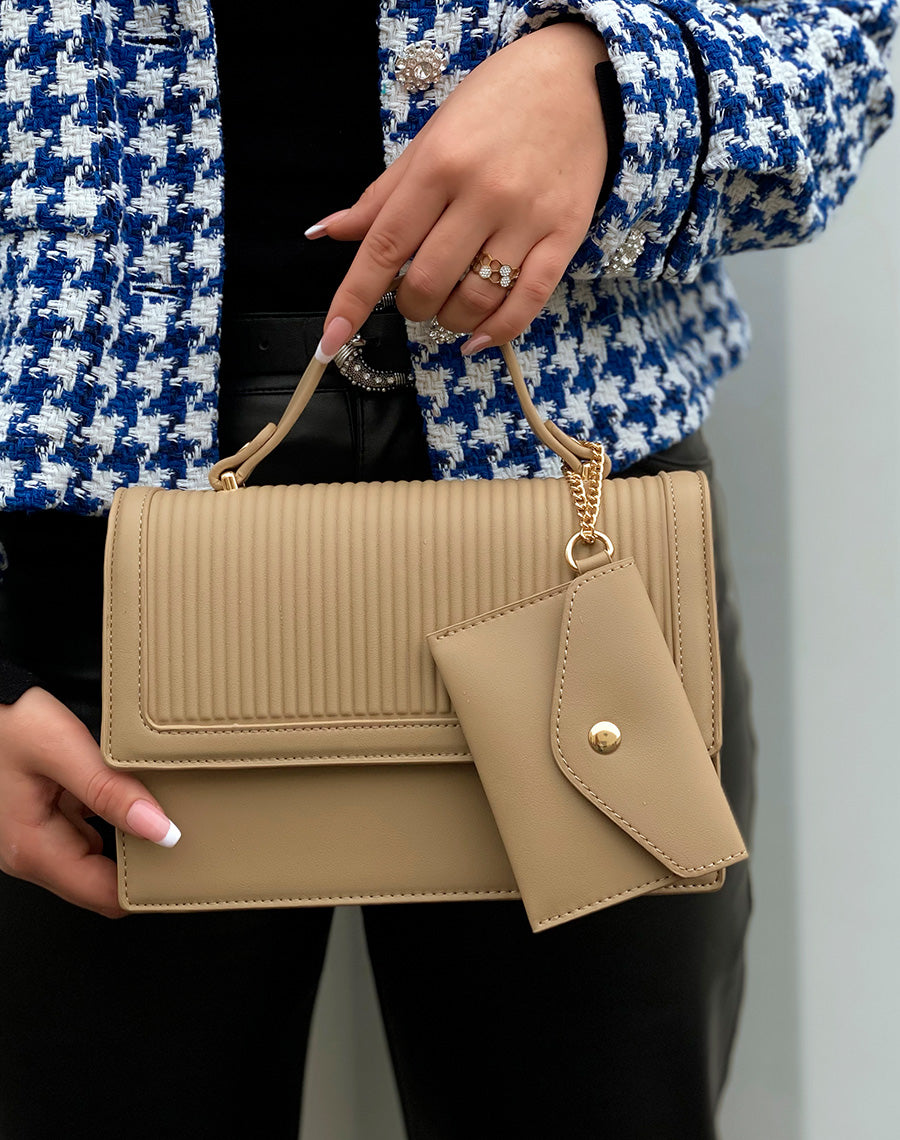 Sac à main beige accompagné d’une pochette