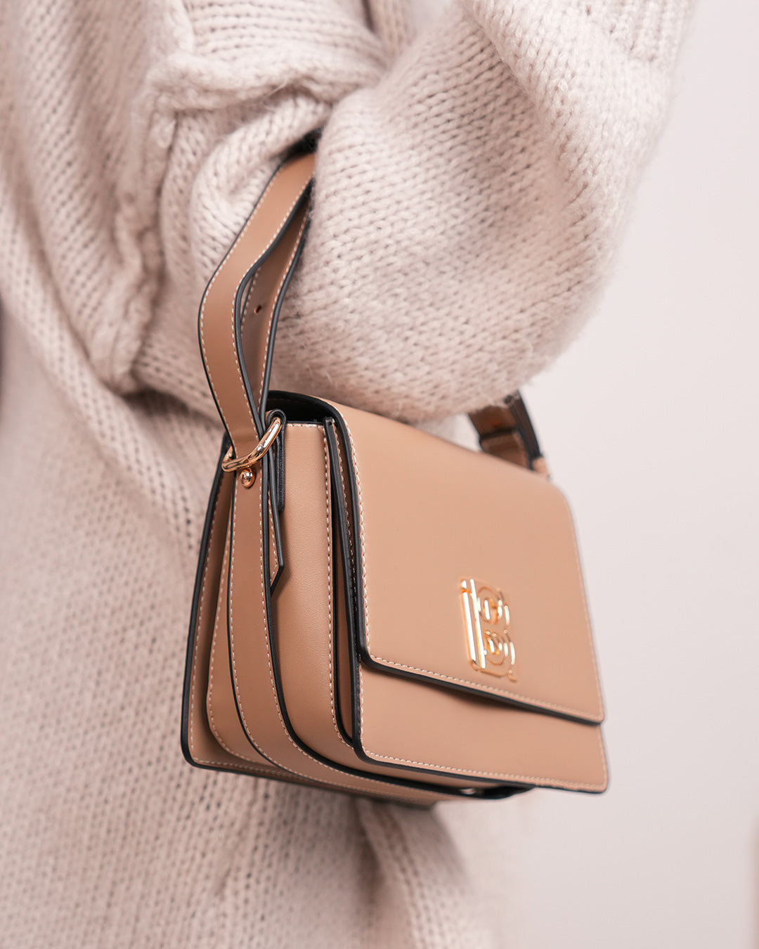 Sac à main beige à détail doré