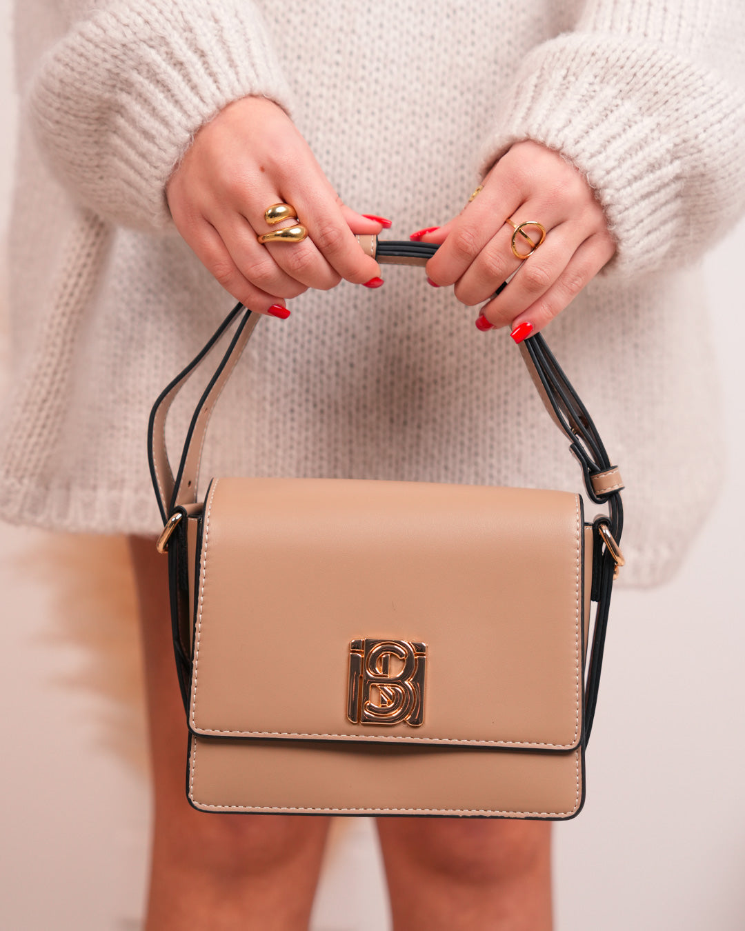 Sac à main beige à détail doré