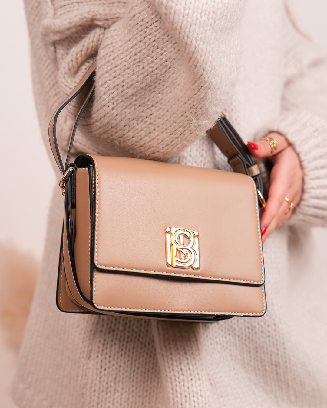 Sac à main beige à détail doré