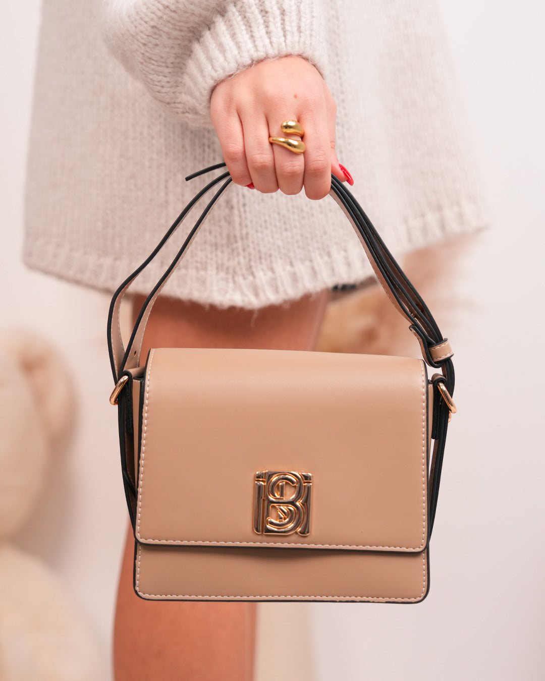 Sac à main beige à détail doré