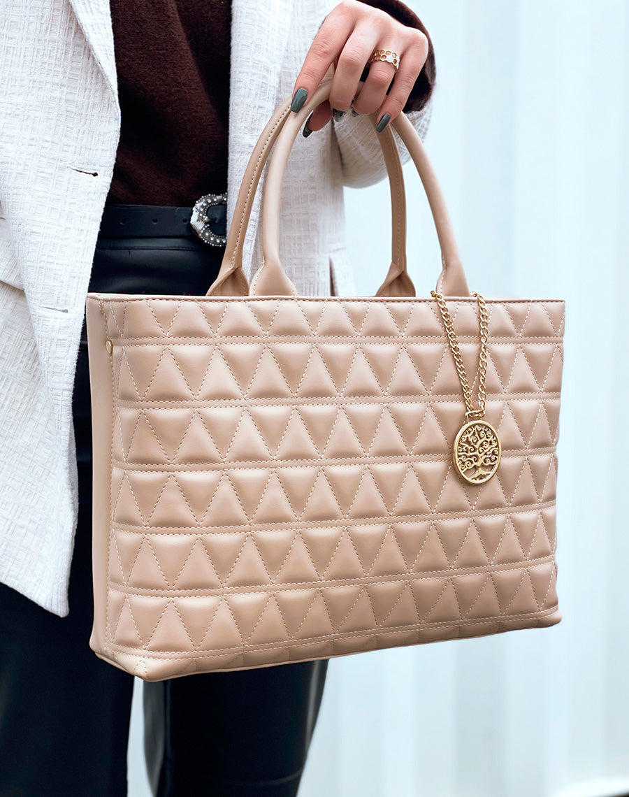 Sac à main beige matelassé à pendentif doré