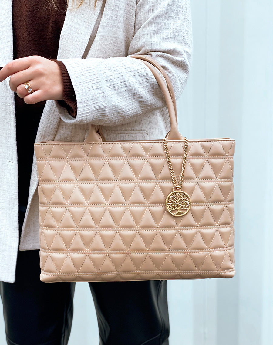 Sac à main beige matelassé à pendentif doré