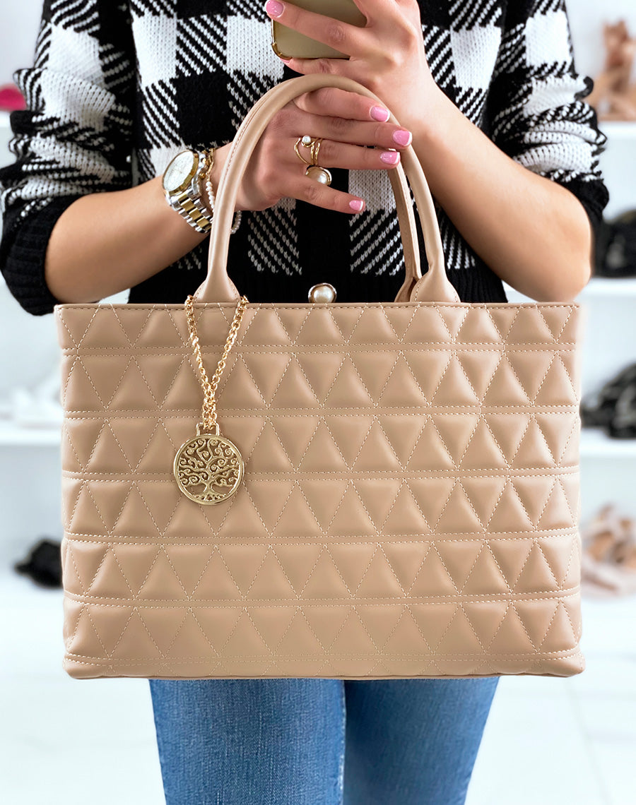 Sac à main beige matelassé à pendentif doré
