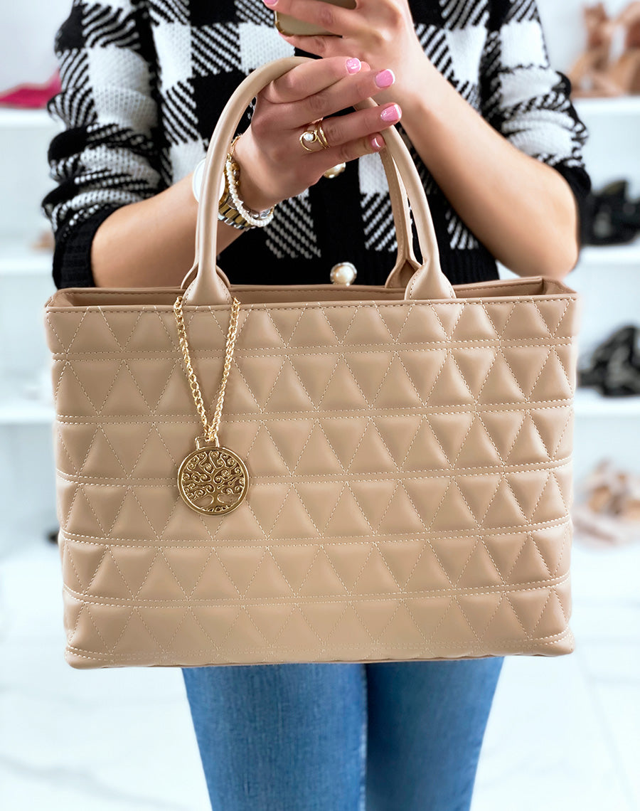 Sac à main beige matelassé à pendentif doré