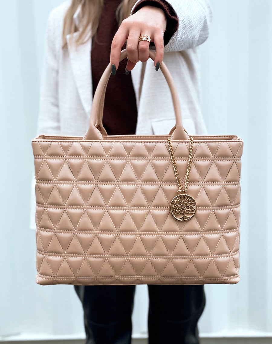 Sac à main beige matelassé à pendentif doré