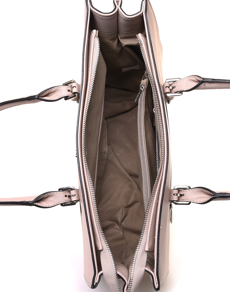 Sac à main beige rigide de forme rectangulaire