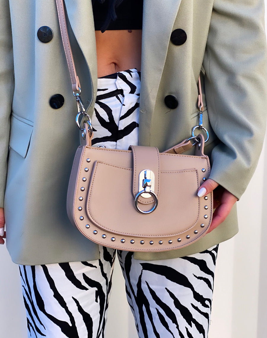 Sac à main besace beige à détail clouté