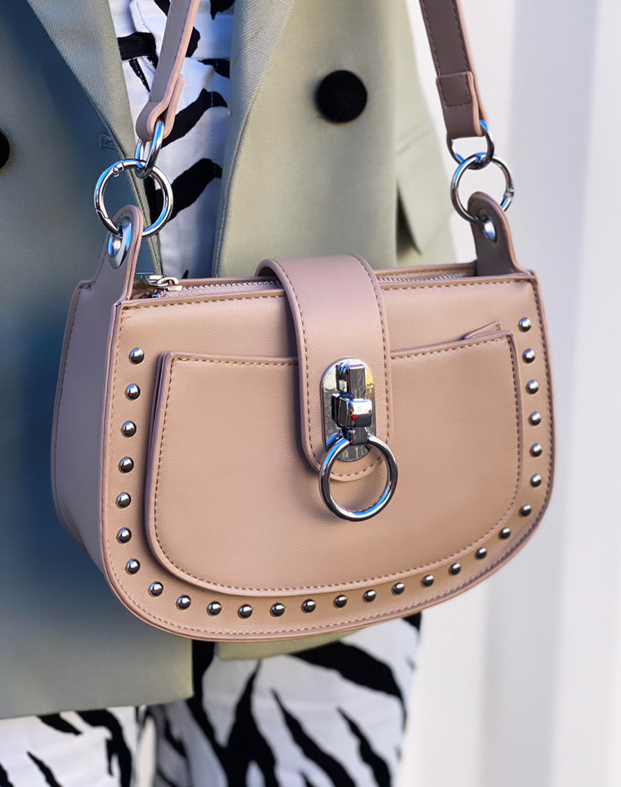 Sac à main besace beige à détail clouté