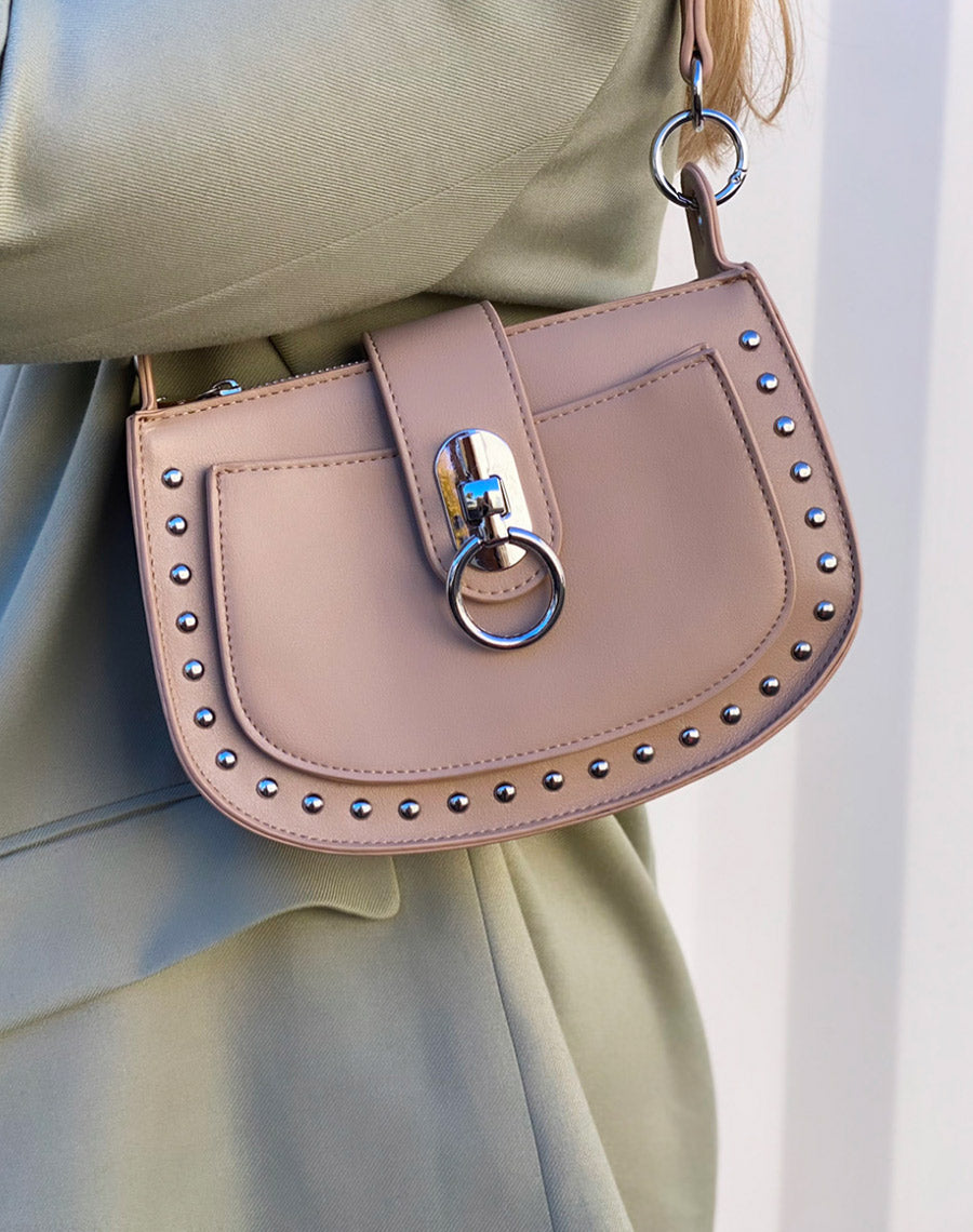 Sac à main besace beige à détail clouté