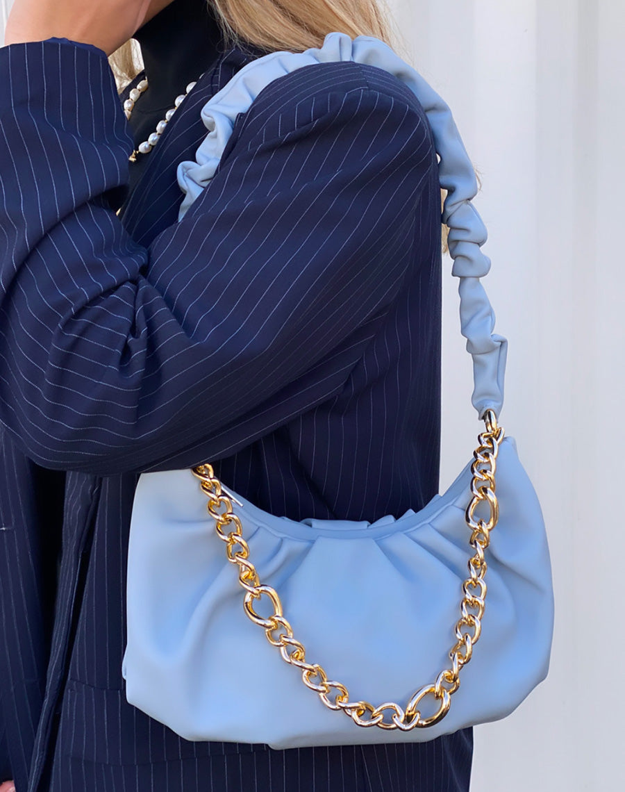 Sac à main besace bleu plissé à chaine dorée