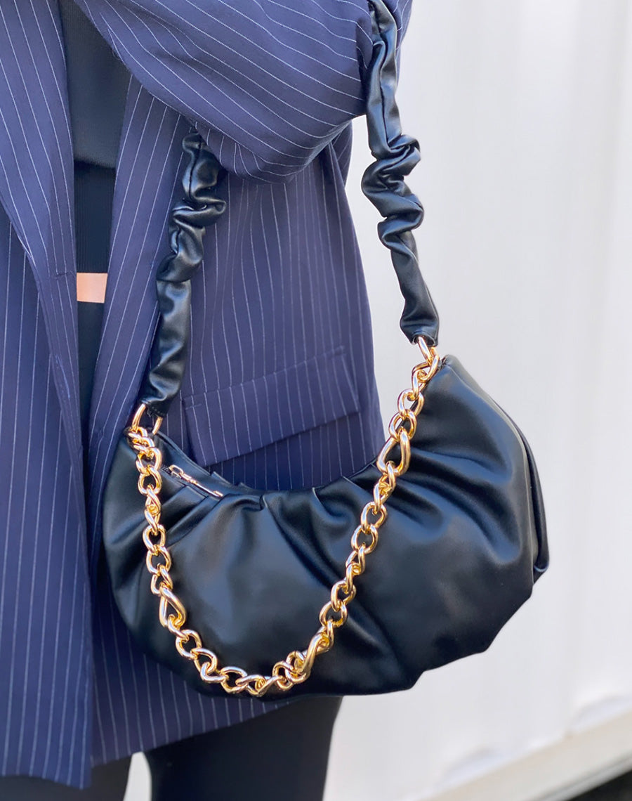 Sac à main besace noir plissé à chaine dorée