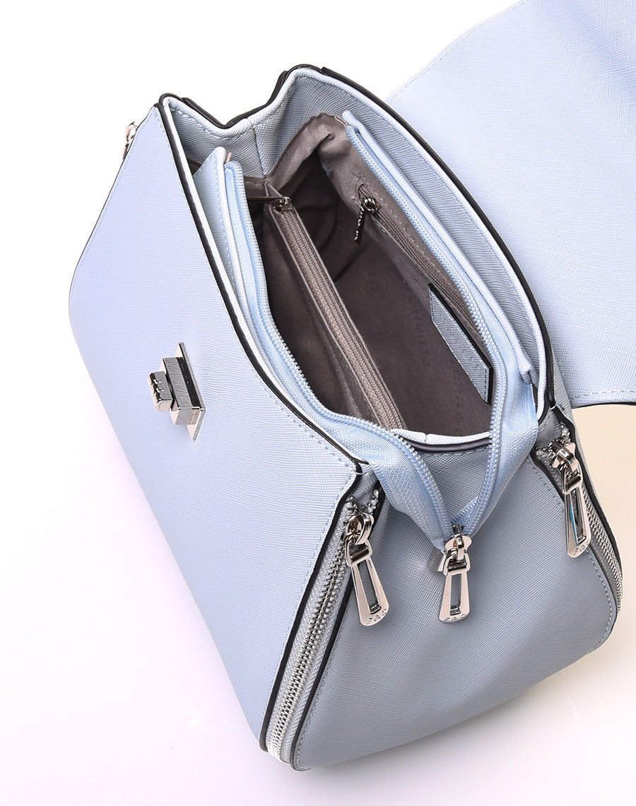 Sac à main bleu clair à petite hanse avec verrou tournant