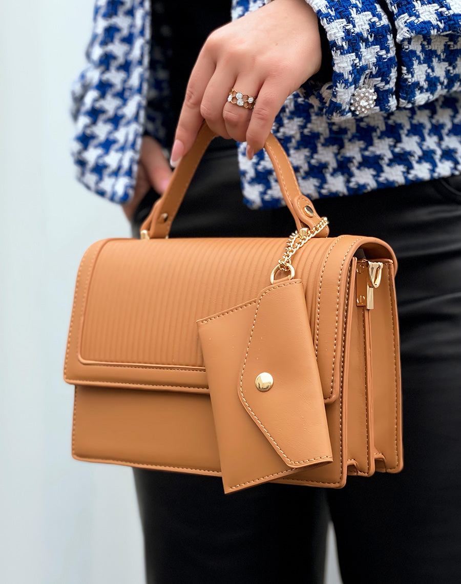 Sac à main camel accompagné d’une pochette