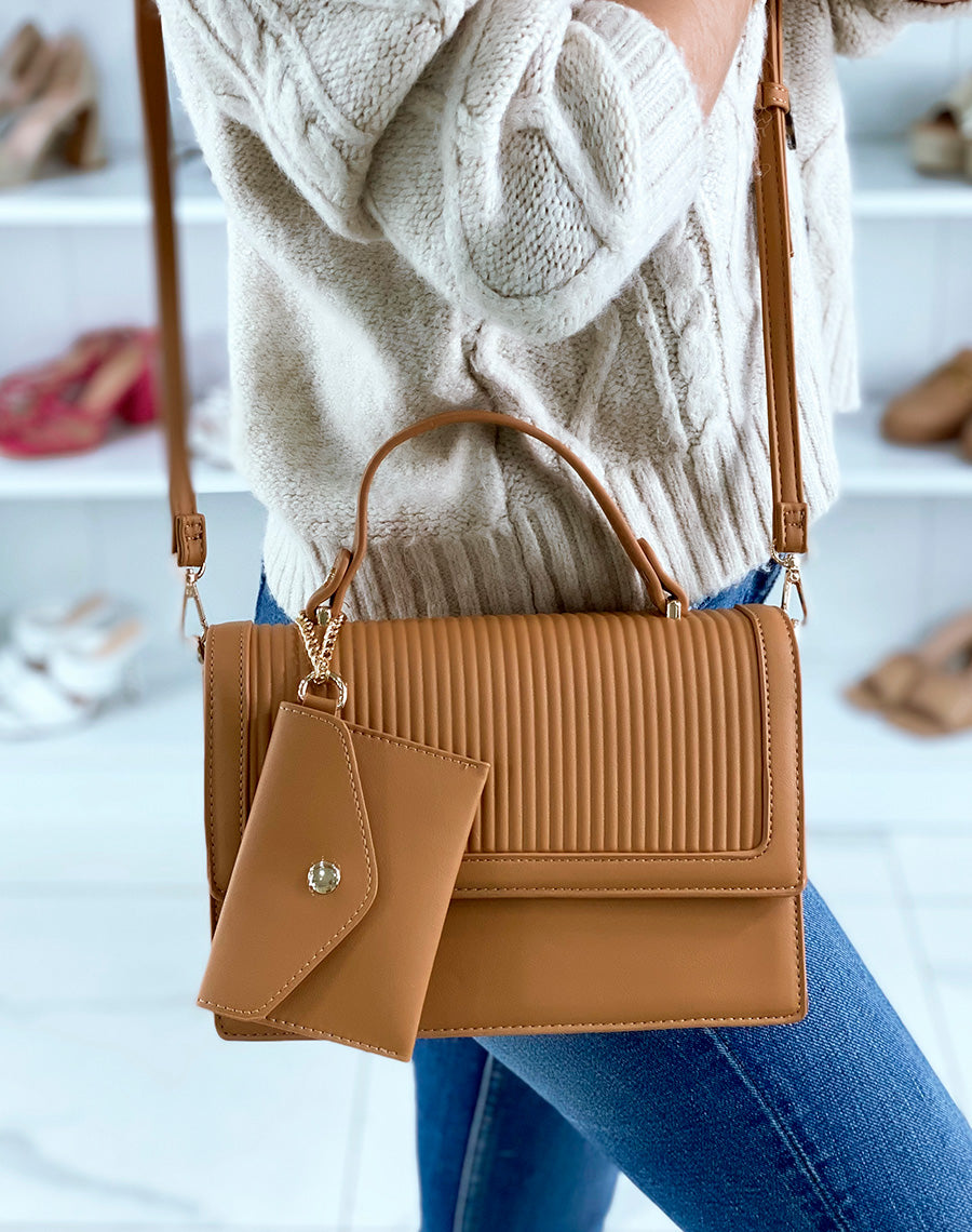 Sac à main camel accompagné d’une pochette