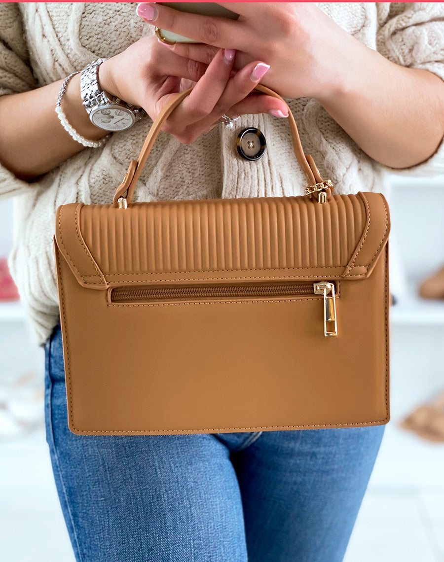 Sac à main camel accompagné d’une pochette