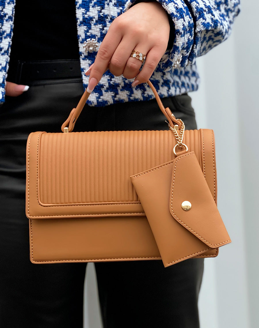 Sac à main camel accompagné d’une pochette
