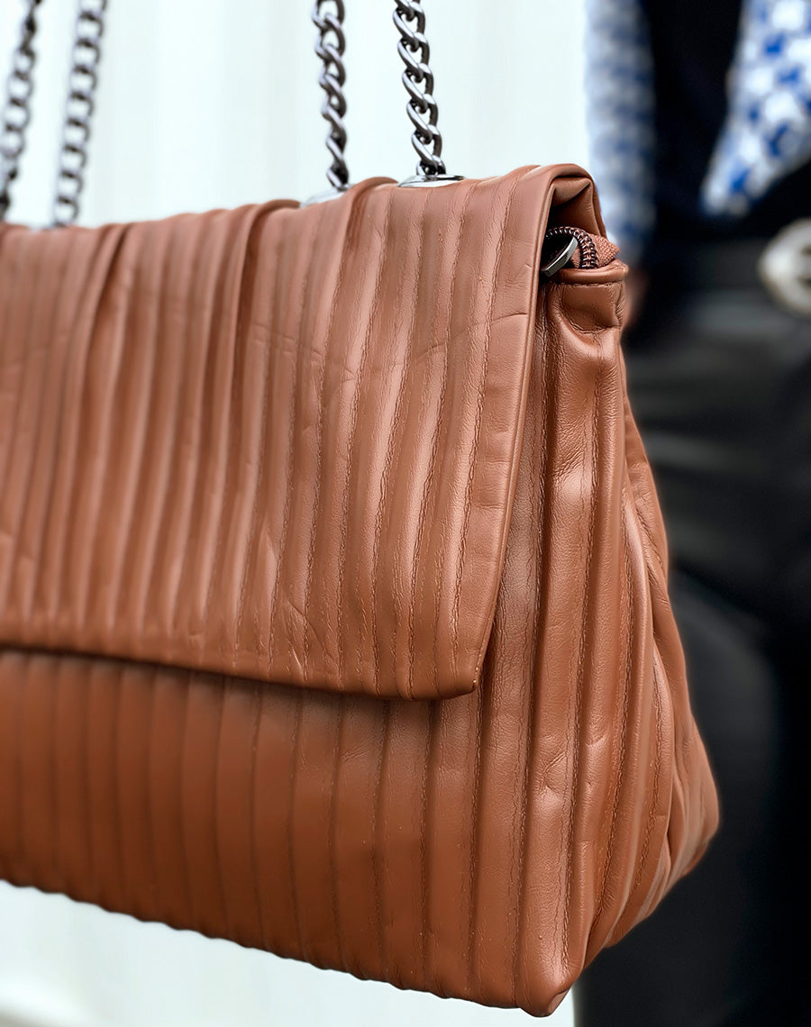 Sac à main chocolat effet plissé