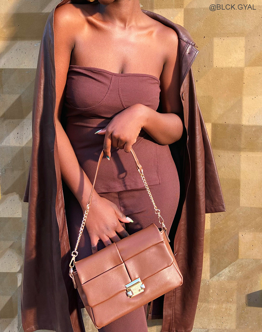 Sac à main chocolat quadrillée à détail doré