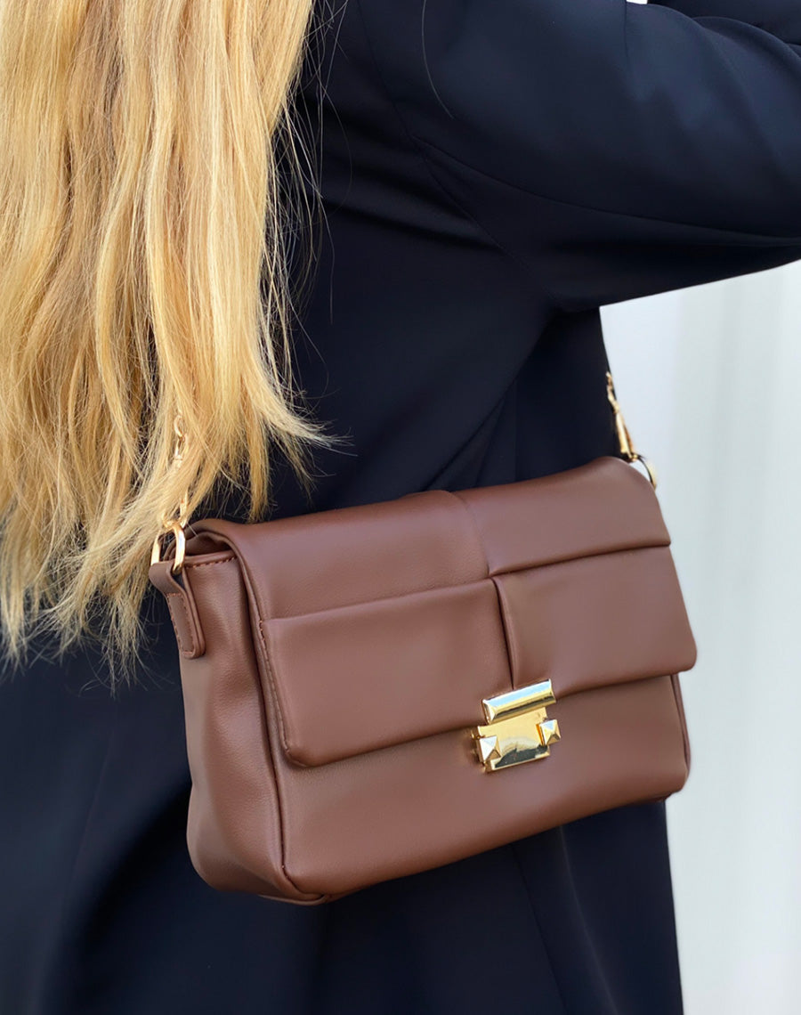 Sac à main chocolat quadrillée à détail doré