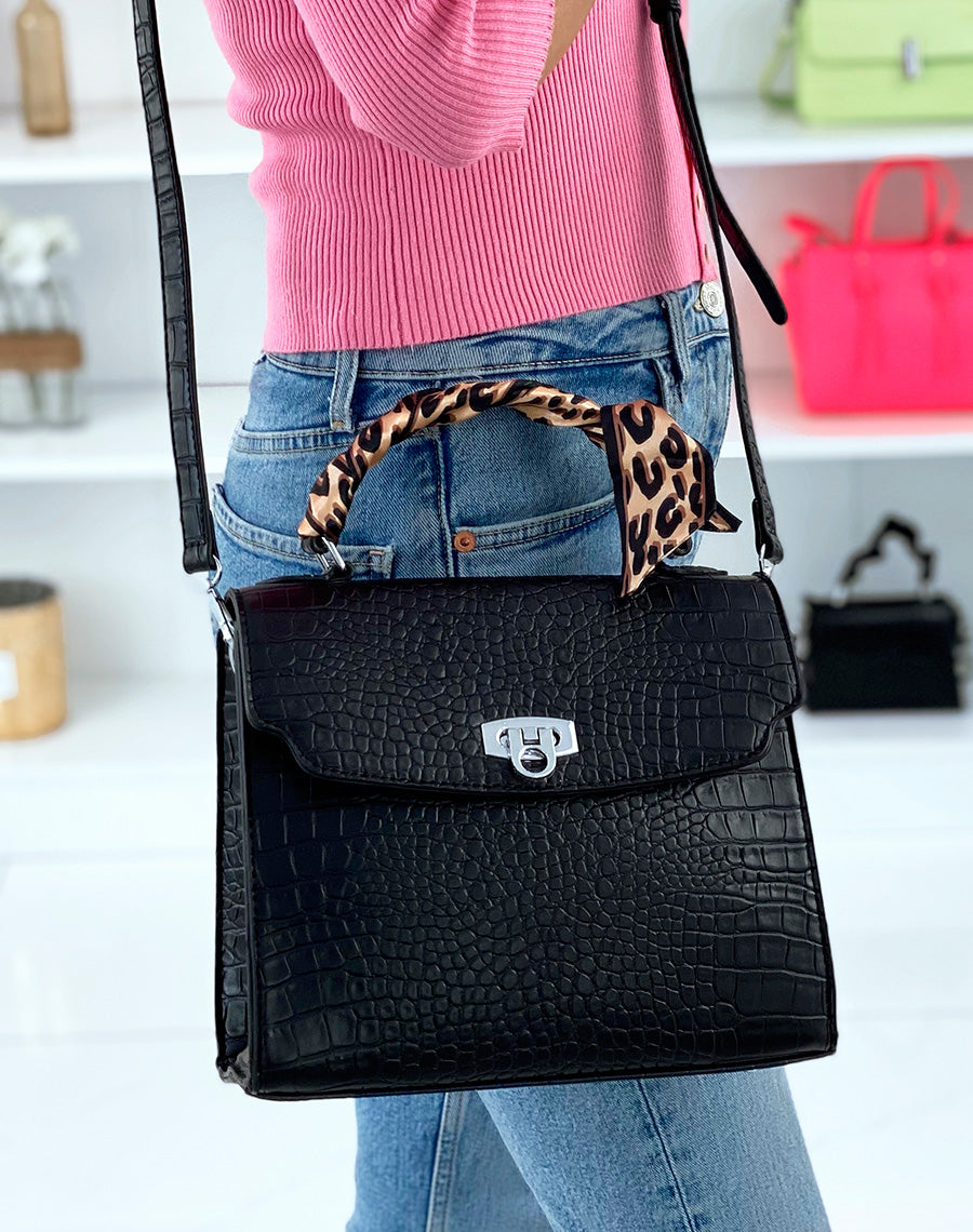 Sac à main effet croco noir orné d’un foulard